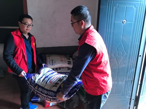 区工信委为贫困户"送化肥,助秋种"